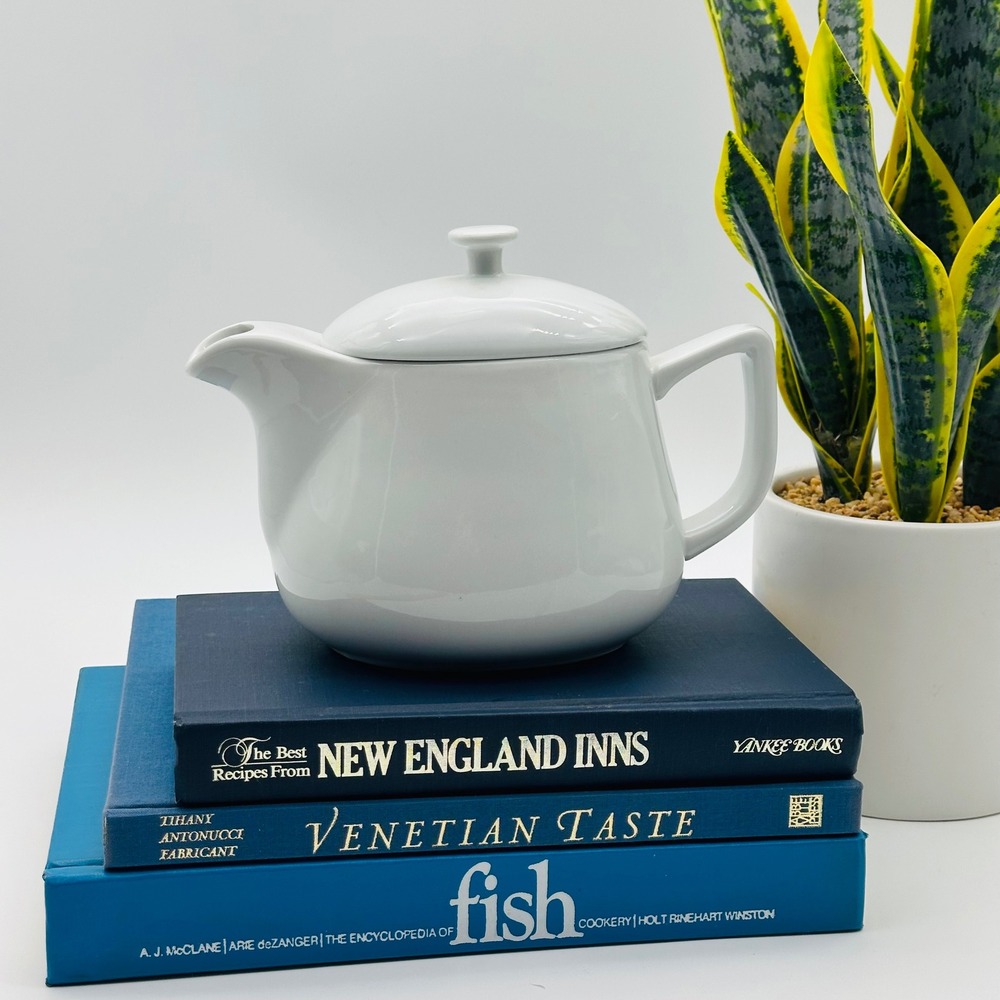 CHEFS‎ White Porcelain Teapot Minimalist Microwave and Dishwasher Safe - Picture 2 of 6